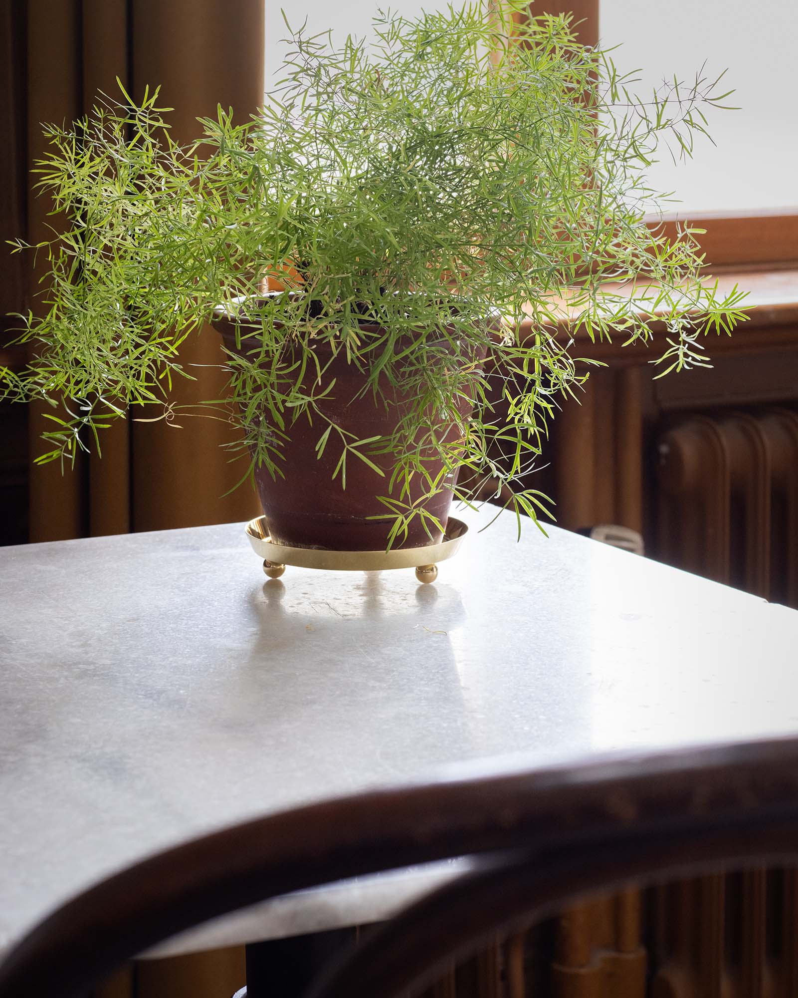 Runder Blumentopf-Untersetzer aus Messing
