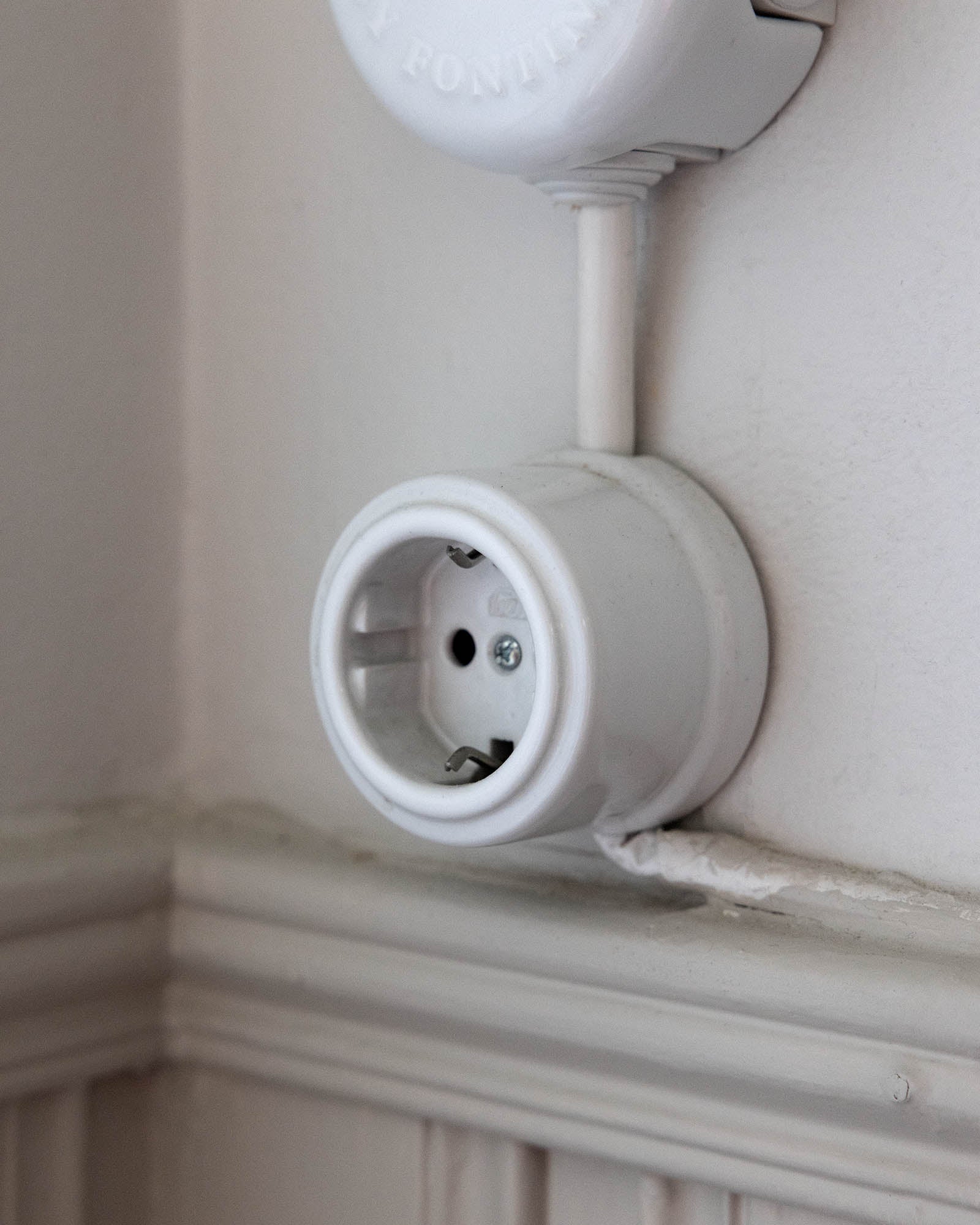 Outlet - White porcelain surface-mounted image