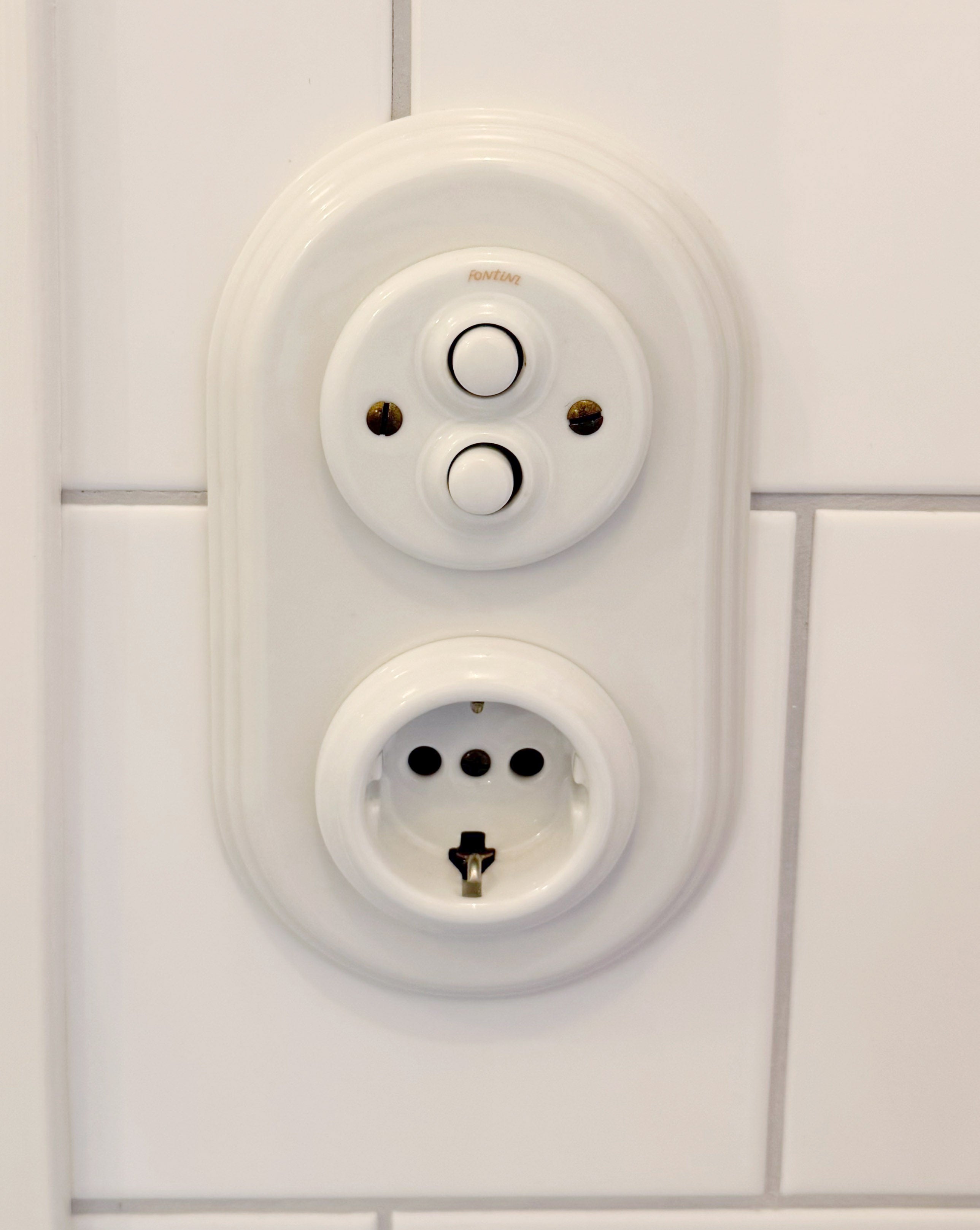 Insats vitt porslin - Återfjädrande dubbel trycknapp image