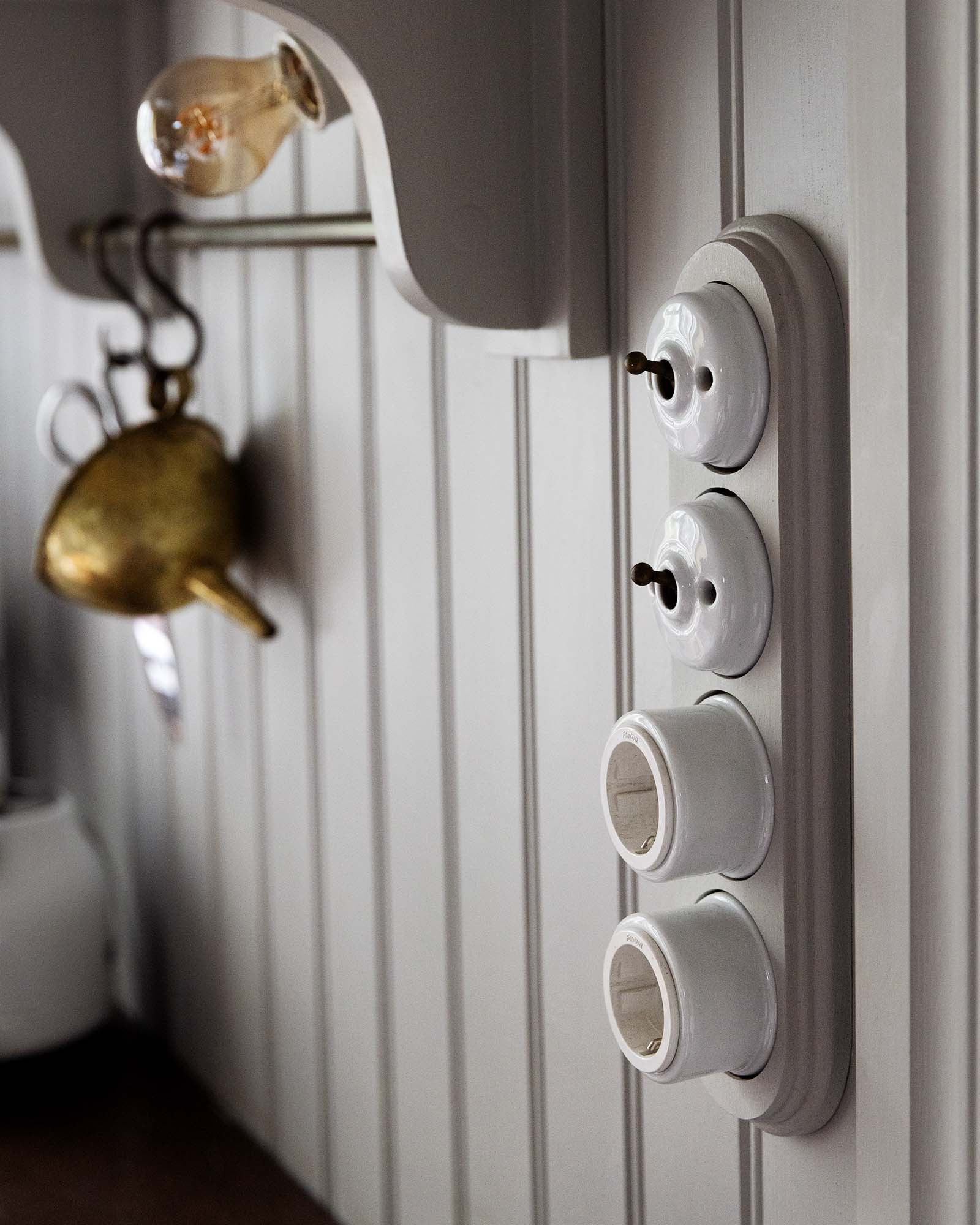 Strömbrytare - Trappströmbrytare vitt porslin/antik brons image