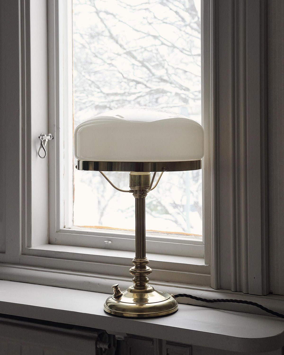 Tischlampe – Karlfeldt Messing, weißer Schirm – Sekelskifte