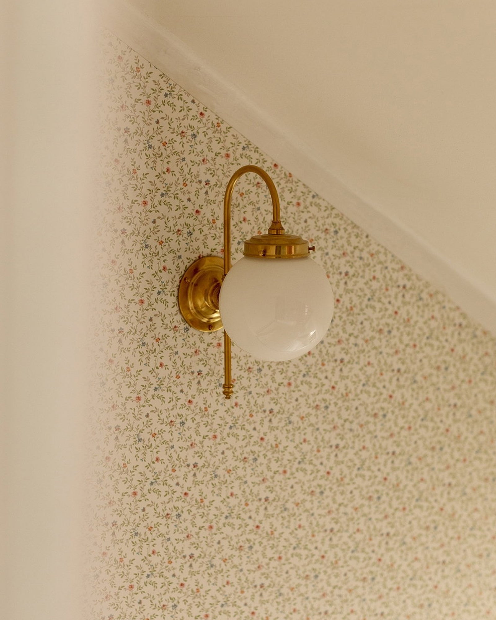 Wandleuchte - Blomberg 80 Messing, Kugelform opalweiß image