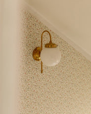 Wandleuchte - Blomberg 80 Messing, Kugelform opalweiß thumbnail image
