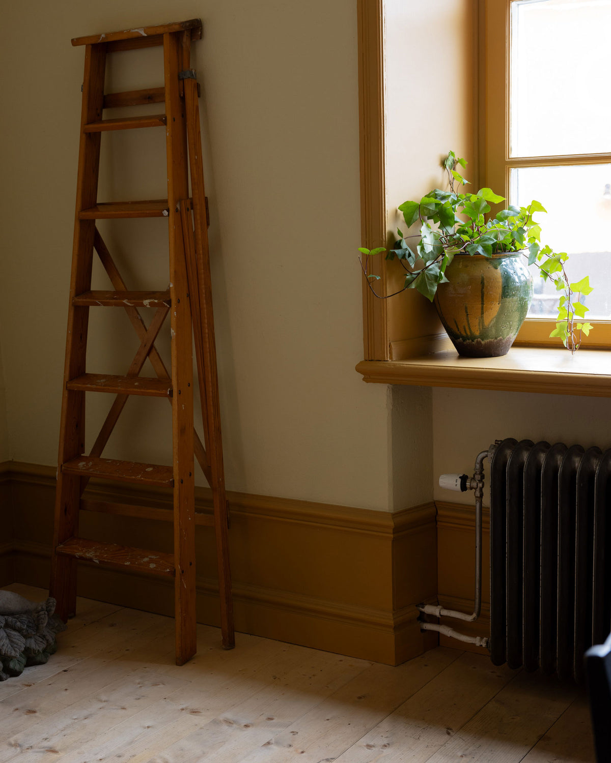 Base trim 145 mm - Three-piece floor trim image
