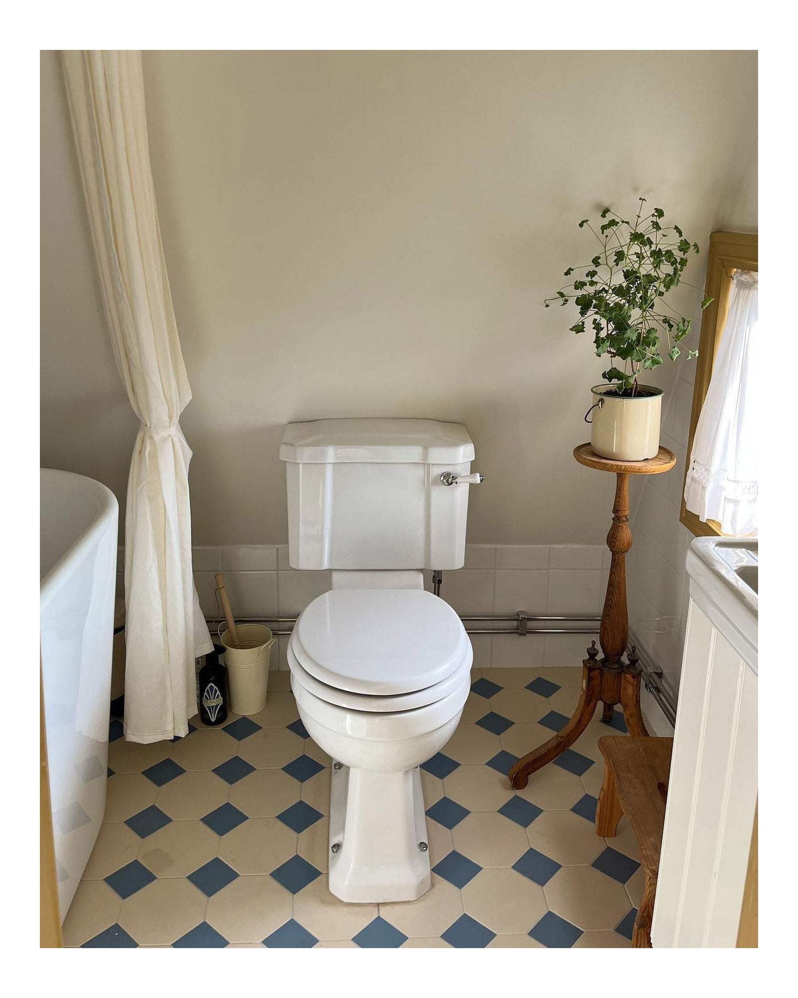 WC - WC au sol Burlington, réservoir étroit et siège, détails en or image