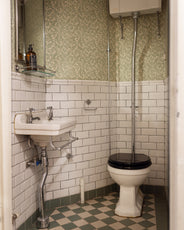 WC - Burlington højtskyllende toilet, vægcisterne og sæde thumbnail image