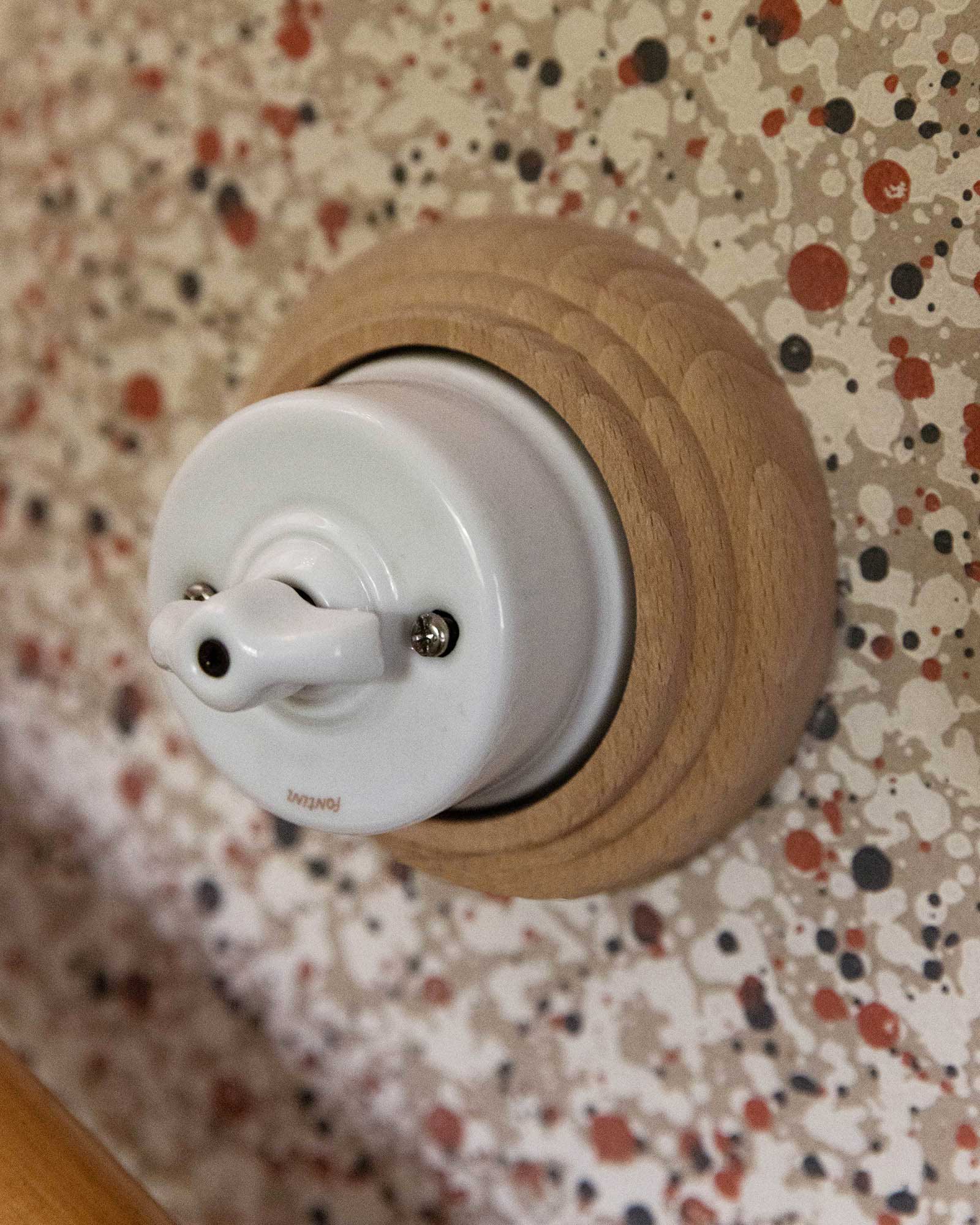 Interrupteur - Interrupteur croisé en porcelaine blanche image