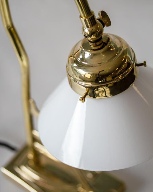 Bordslampa mässing - Modell 1900 med vit skärm image