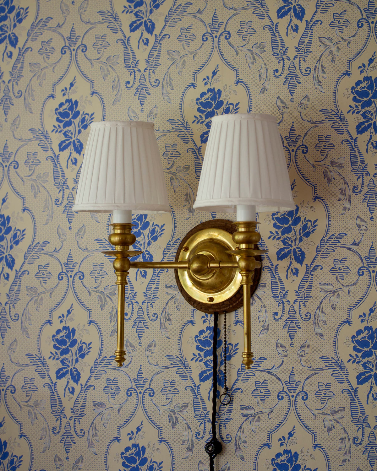 Lámpara de pared - Wivallius latón, pantalla de tela blanca image