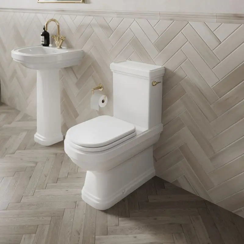 WC - Riviera golvstående toalett, P-lås med sits & gulddetaljer image